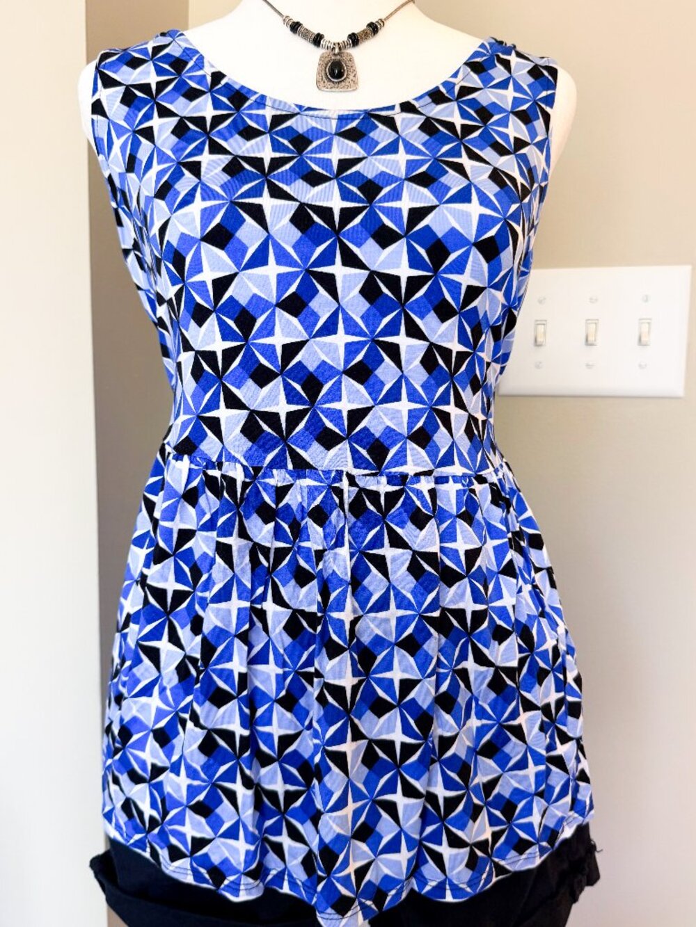 Cupio Blue Geometric Flowy Tank Top – Size Medium